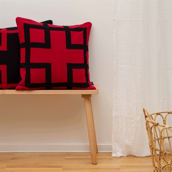 Square knitted cushion cover 50x50 Red Black